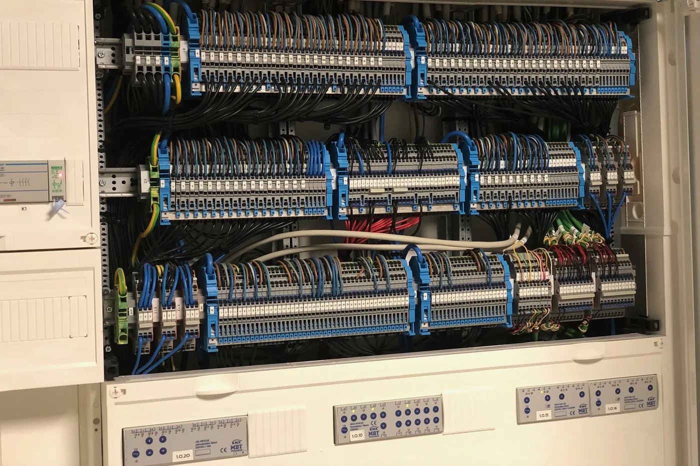 Elektroverteilung mit Reihenklemmen und KNX-Aktoren